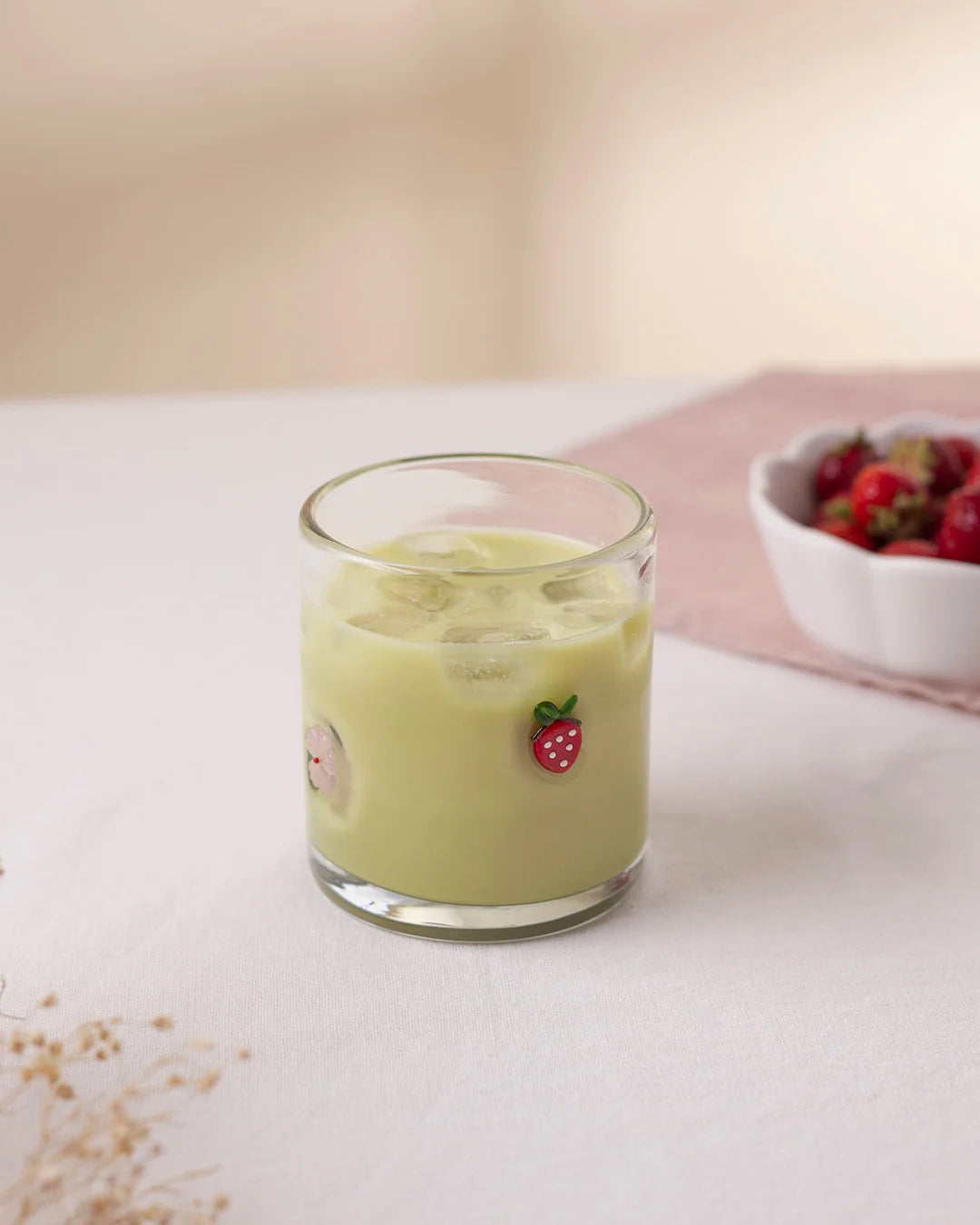 Verre - Fraises et fleurs