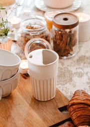 Tasse à emporter cannelée